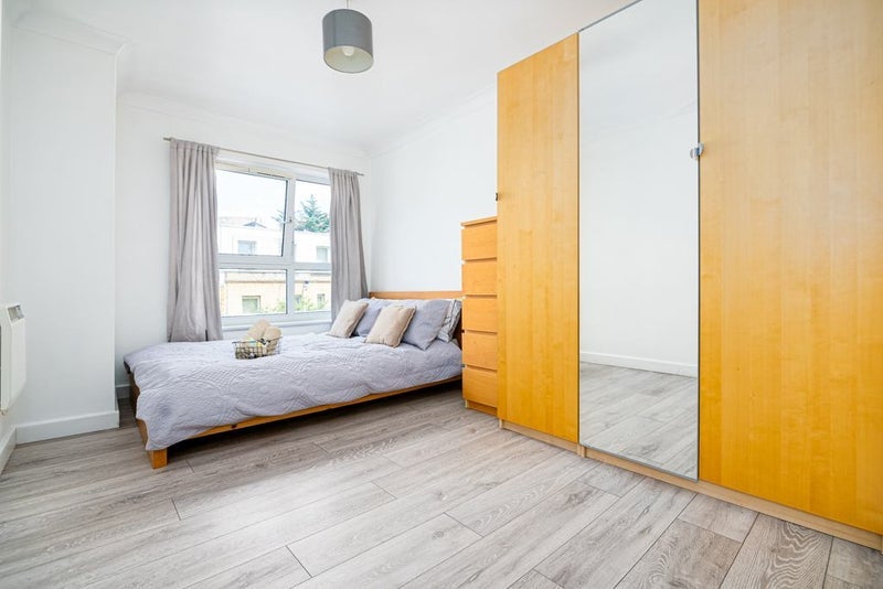 Flat Westferry Road in Greater London