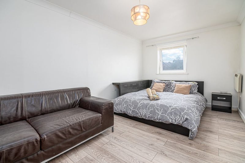 Flat Westferry Road in Greater London