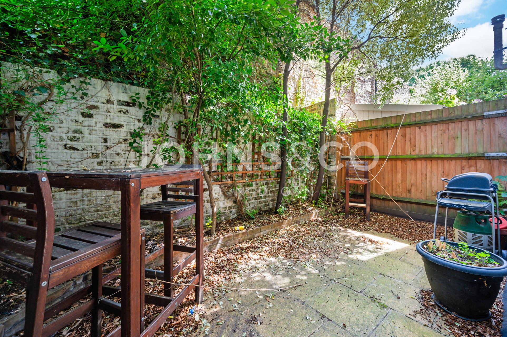 Flat Blythe Road in Greater London