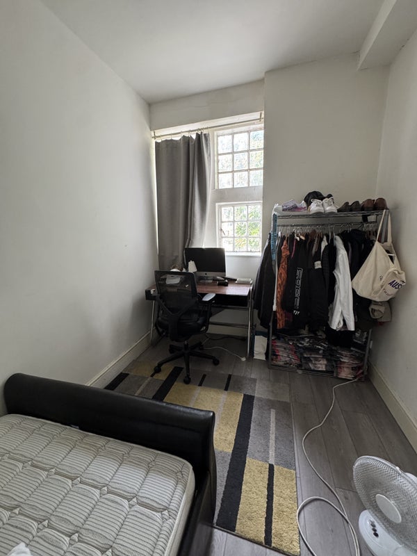 Room Avenons Road in Greater London