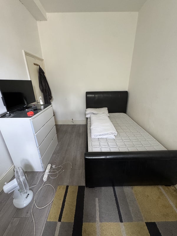 Room Avenons Road in Greater London