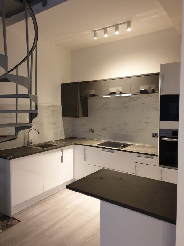 Room Avenons Road in Greater London
