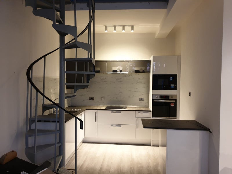 Room Avenons Road in Greater London