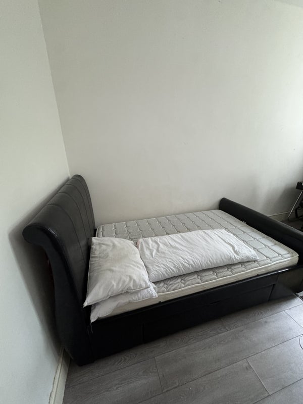 Room Avenons Road in Greater London