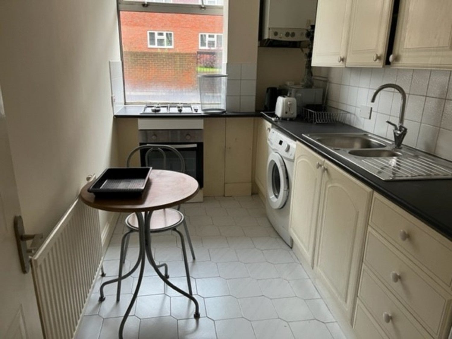 Flat Walnut Tree Close in Guildford