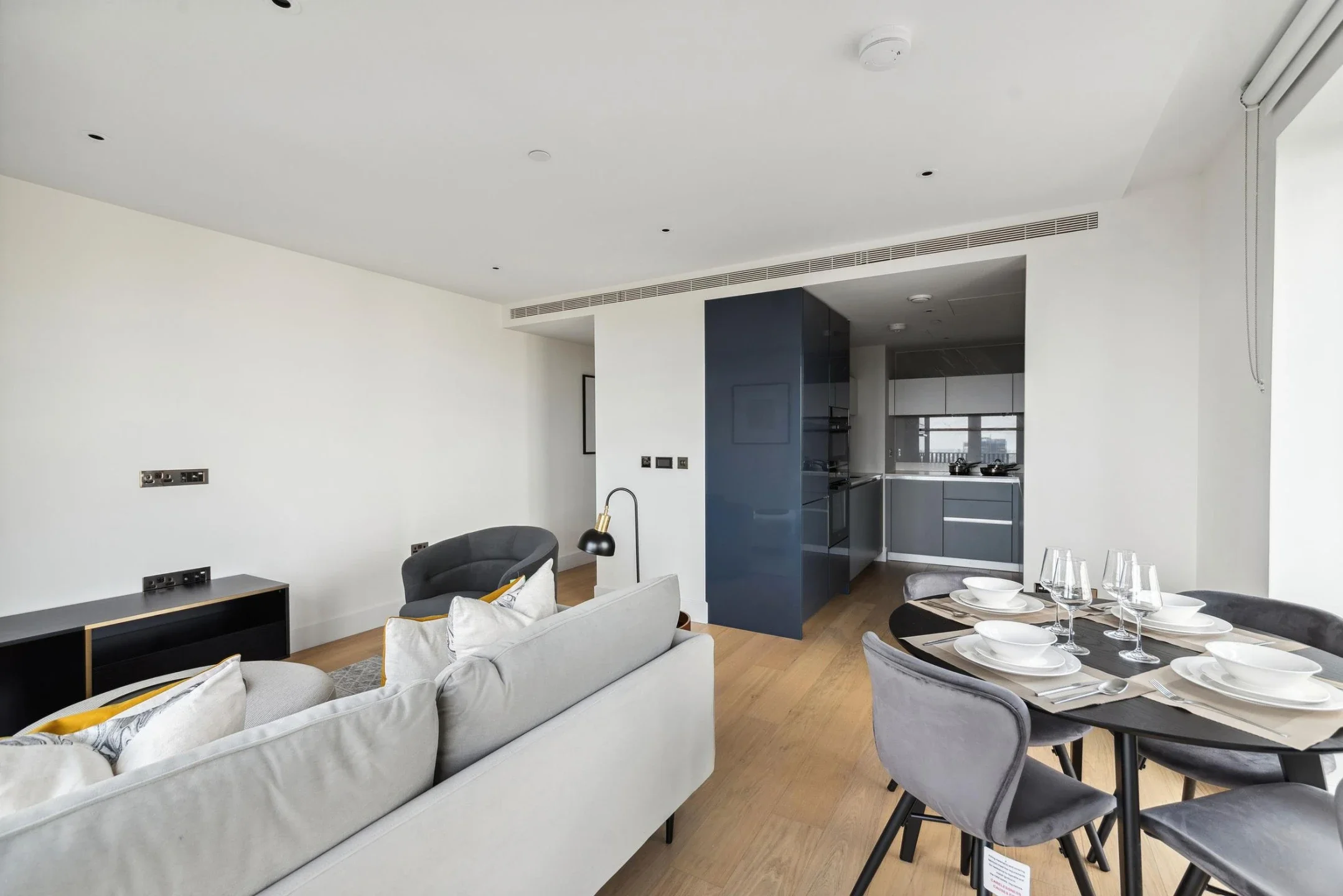 Flat Ariel Way in Greater London
