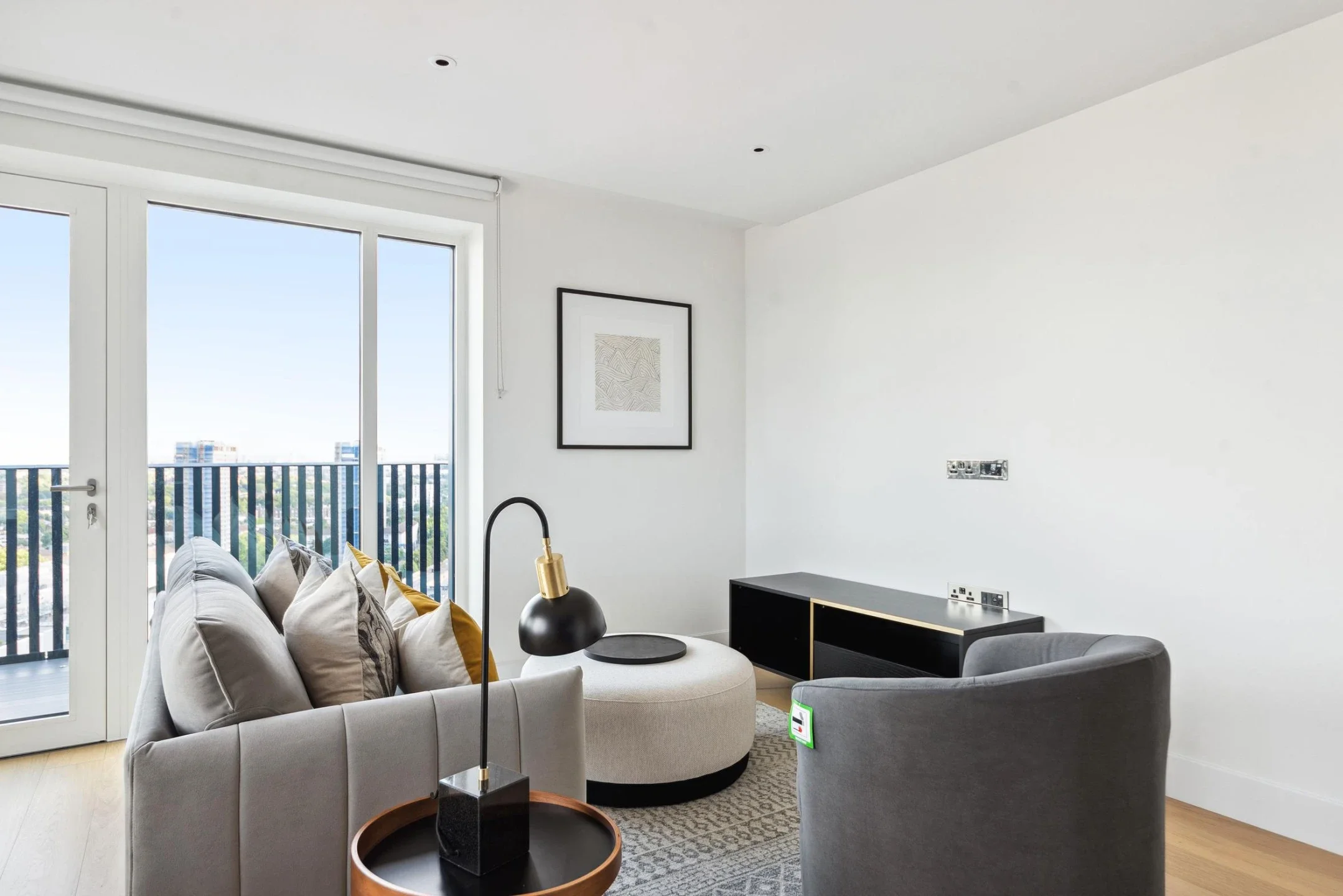 Flat Ariel Way in Greater London