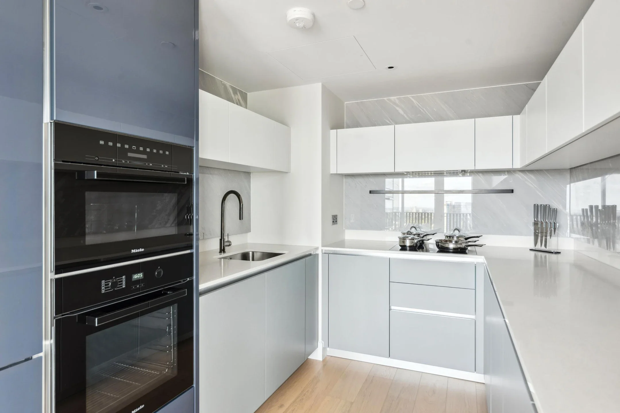 Flat Ariel Way in Greater London