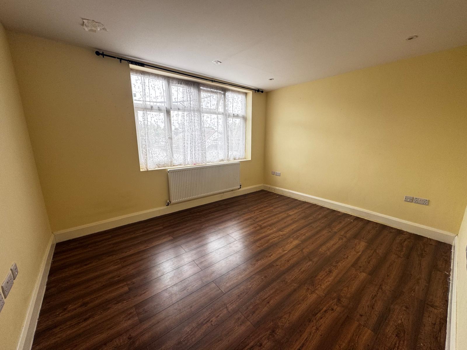 Flat Kenton Road in Greater London