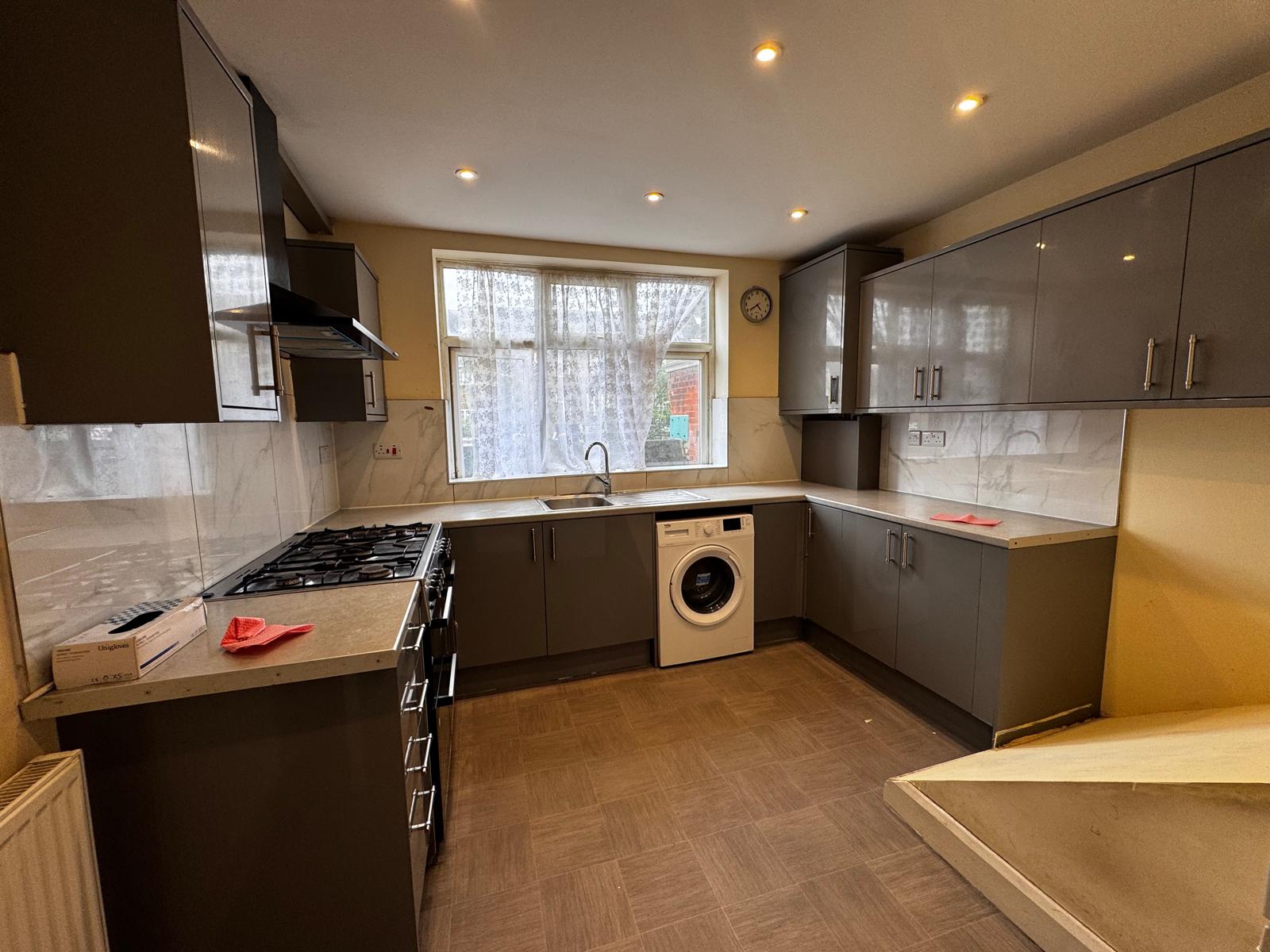 Flat Kenton Road in Greater London