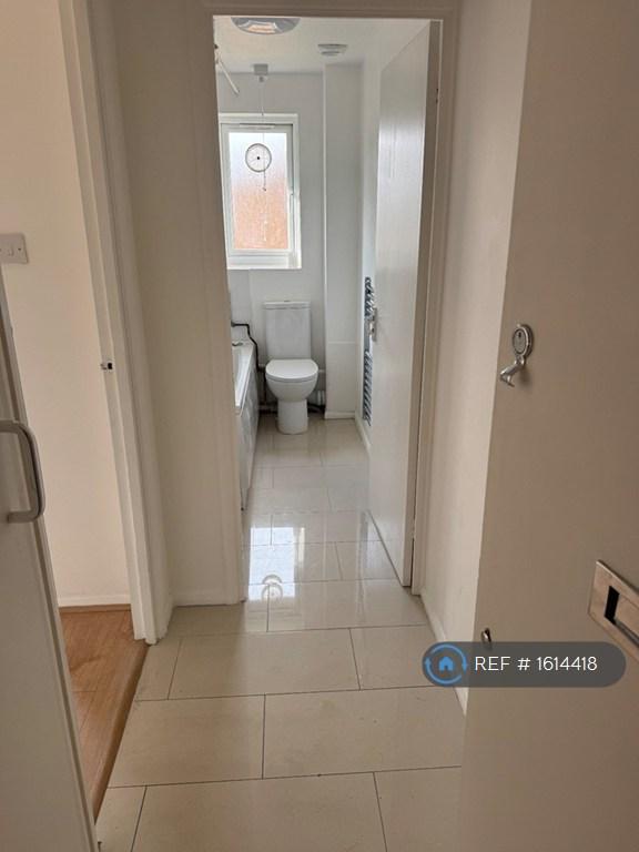 Flat Streamside Close in Greater London