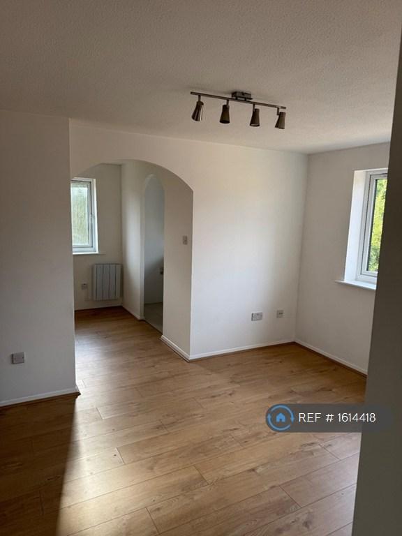 Flat Streamside Close in Greater London