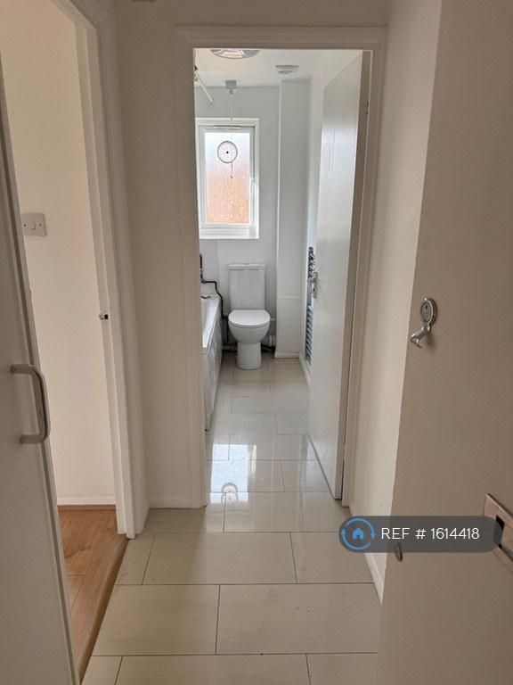 Flat Streamside Close in Greater London