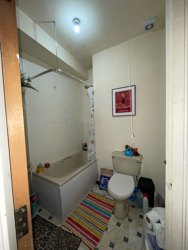 Room Barlow Moor Road in Manchester