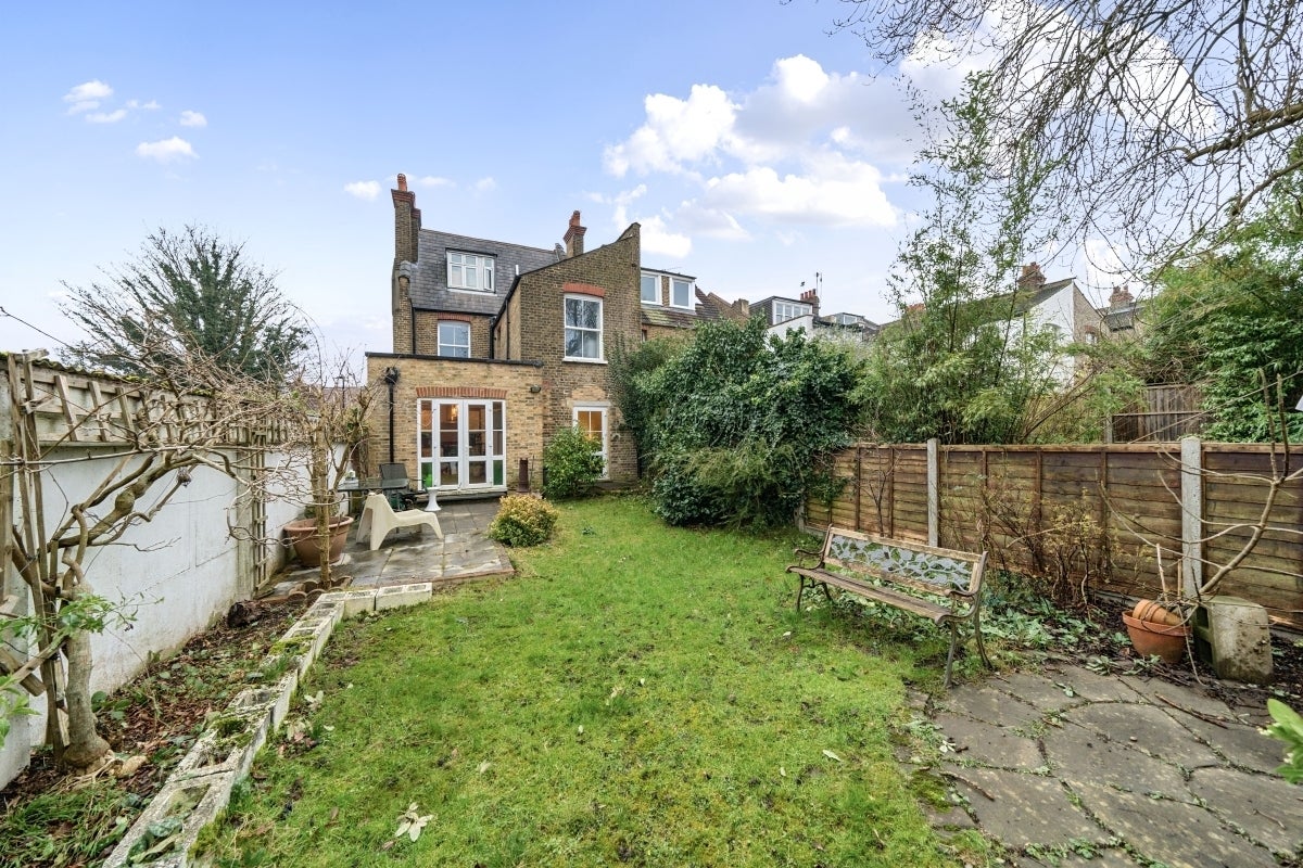 Flat Alexandra Park Road in Greater London