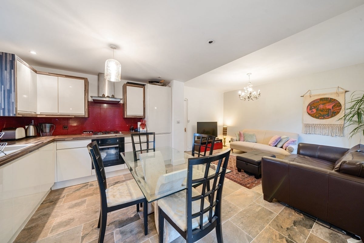 Flat Alexandra Park Road in Greater London