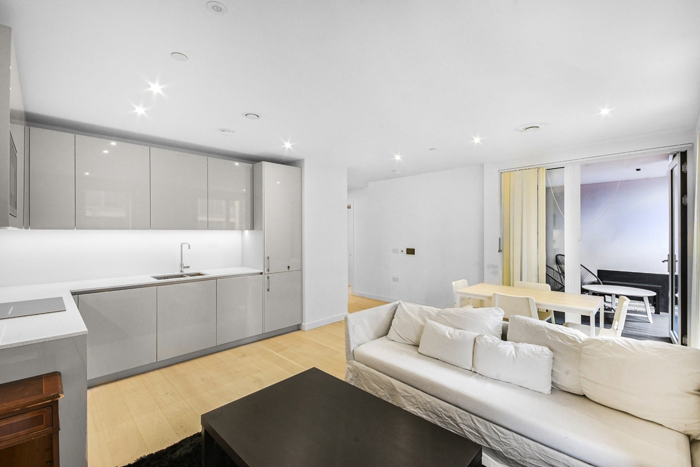 Flat Sayer Street in Greater London