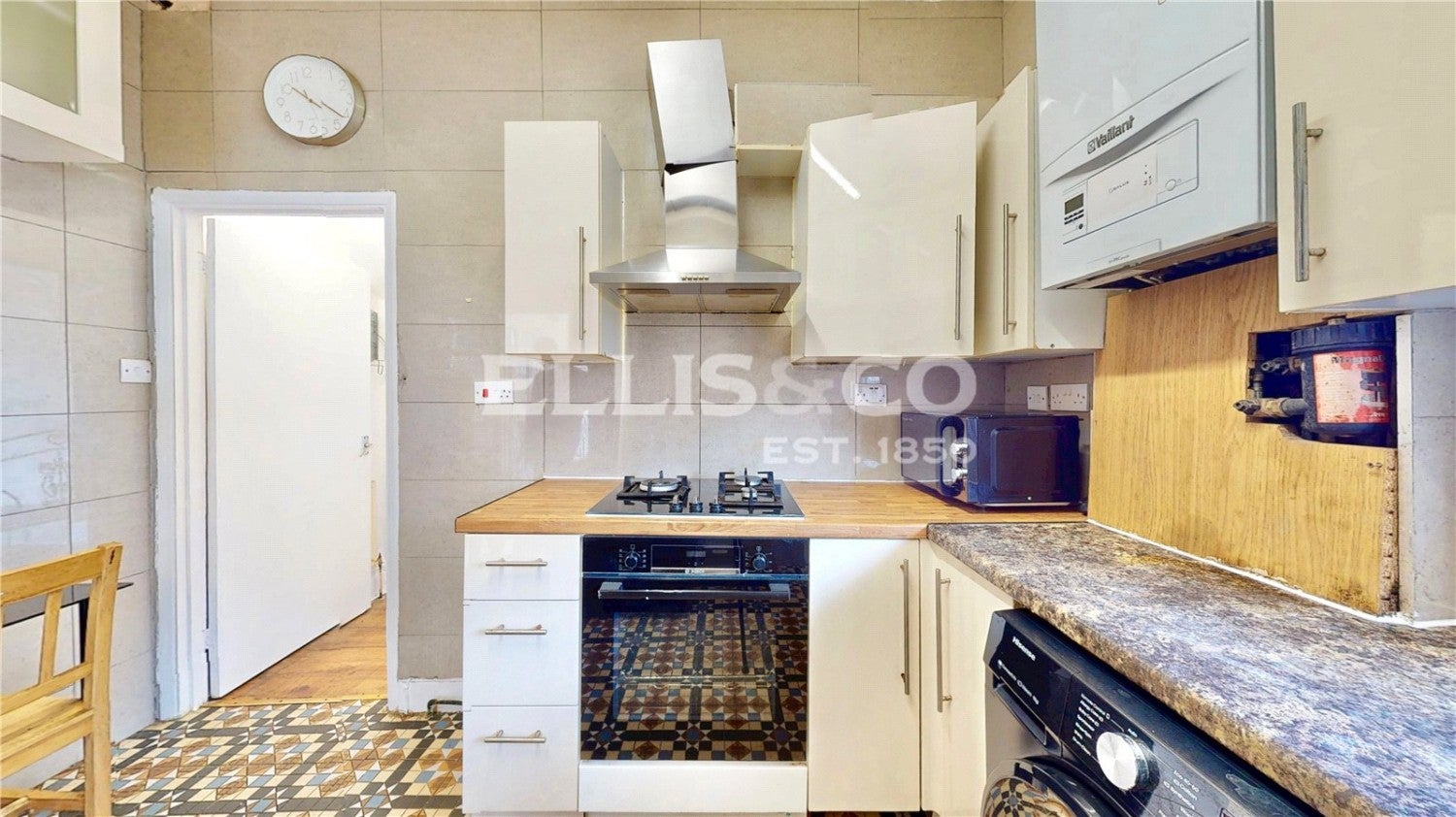 Flat Swinderby Road in Greater London