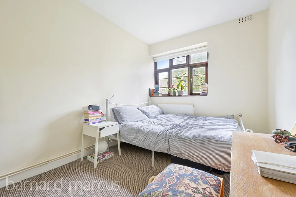 Flat Poynders Gardens in Greater London