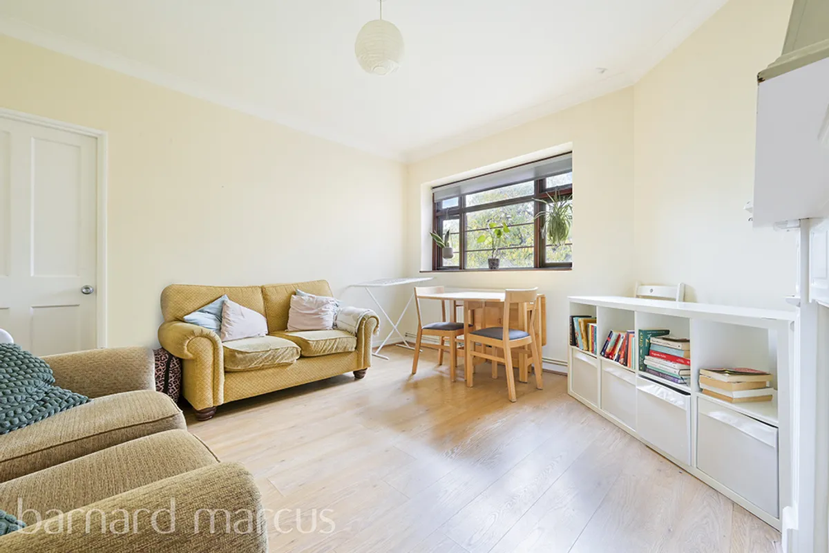 Flat Poynders Gardens in Greater London