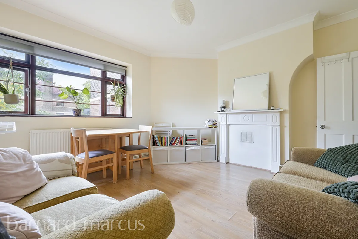 Flat Poynders Gardens in Greater London