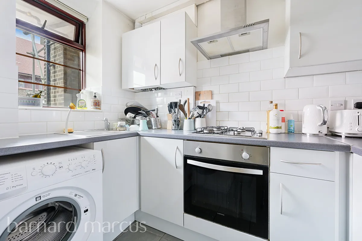 Flat Poynders Gardens in Greater London