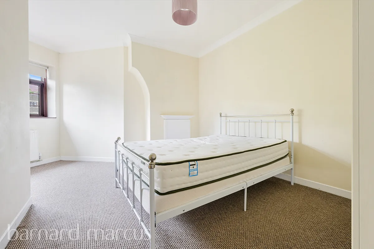 Flat Poynders Gardens in Greater London