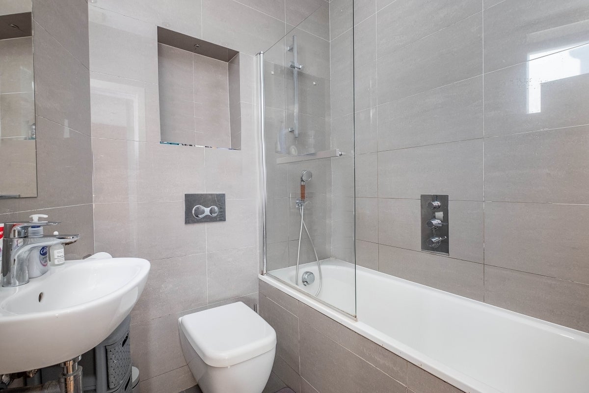 Flat Bridge End Close in Greater London