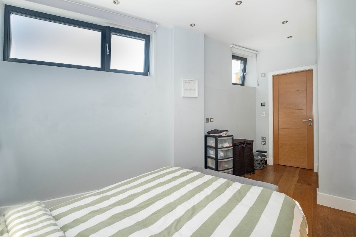 Flat Bridge End Close in Greater London