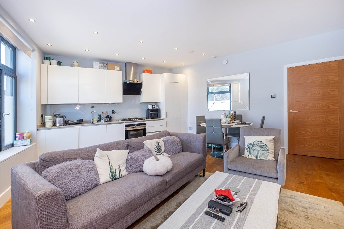 Flat Bridge End Close in Greater London