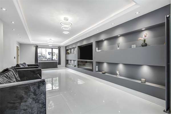 House Derwent Avenue in Greater London