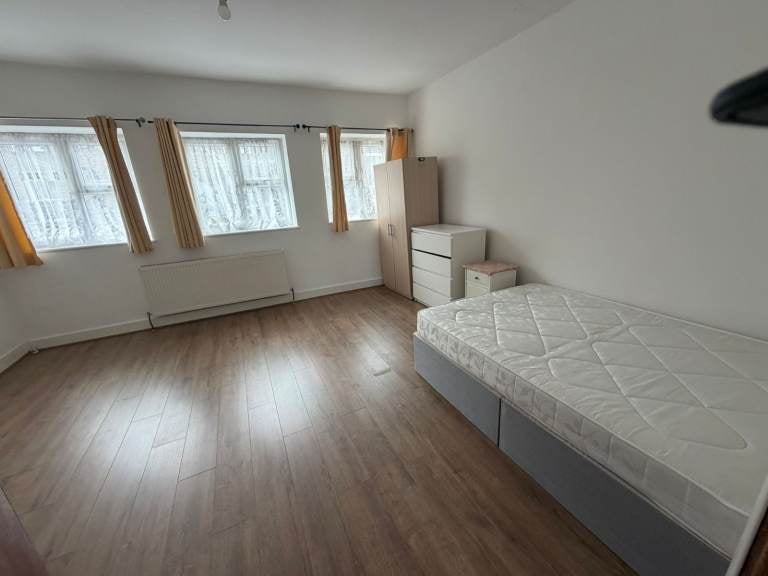 Flat Chatsworth Road in Greater London