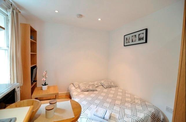 Flat Holland Park Avenue in Greater London