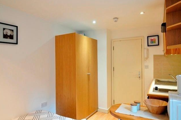 Flat Holland Park Avenue in Greater London