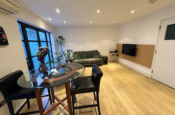 Flat Hatton Place in Greater London