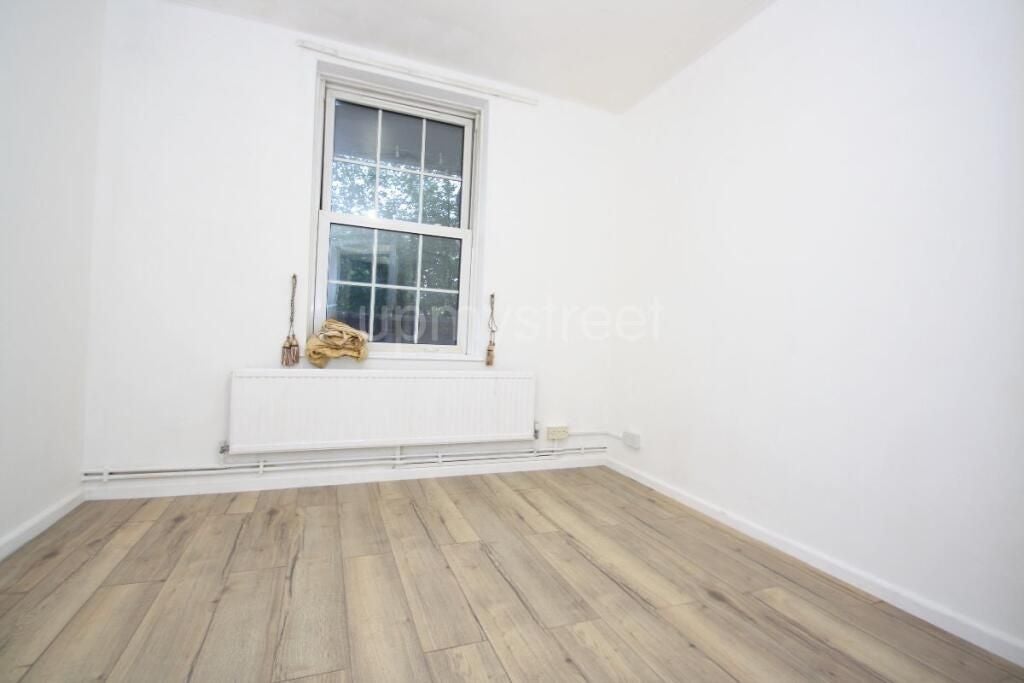 Flat Prince of Wales Road in Greater London