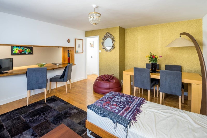 Flat Harrow Road in Greater London