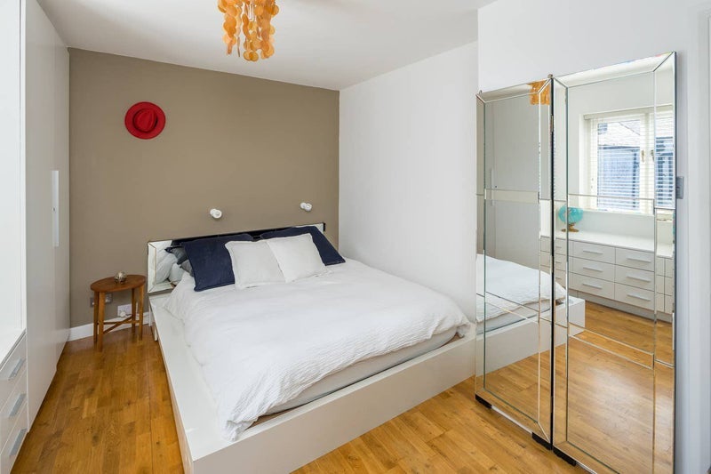 Flat Harrow Road in Greater London
