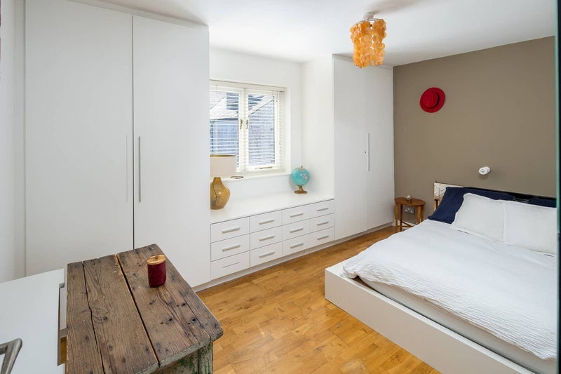 Flat Harrow Road in Greater London