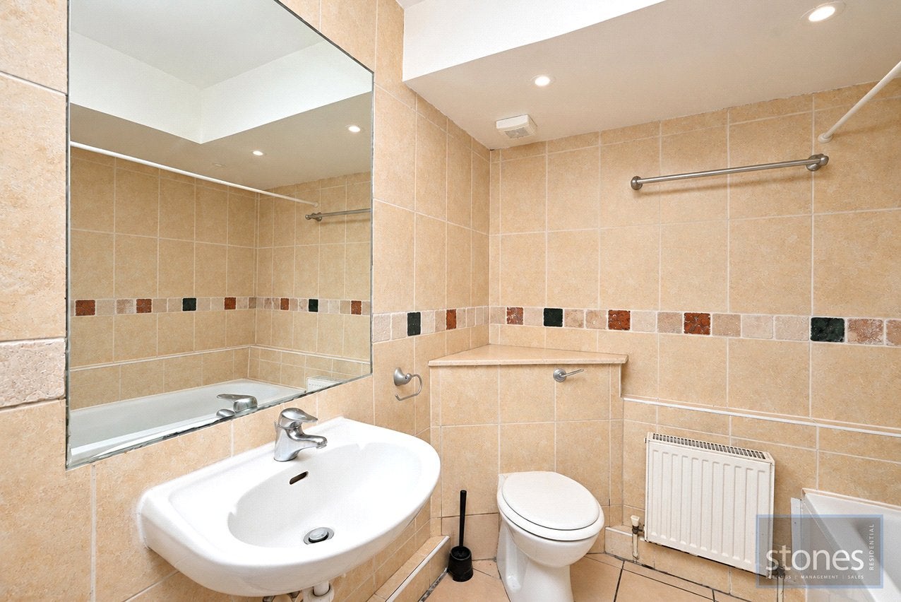 Flat Fellows Road in Greater London