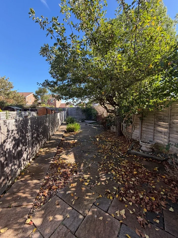 Flat Kenerne Drive in Greater London