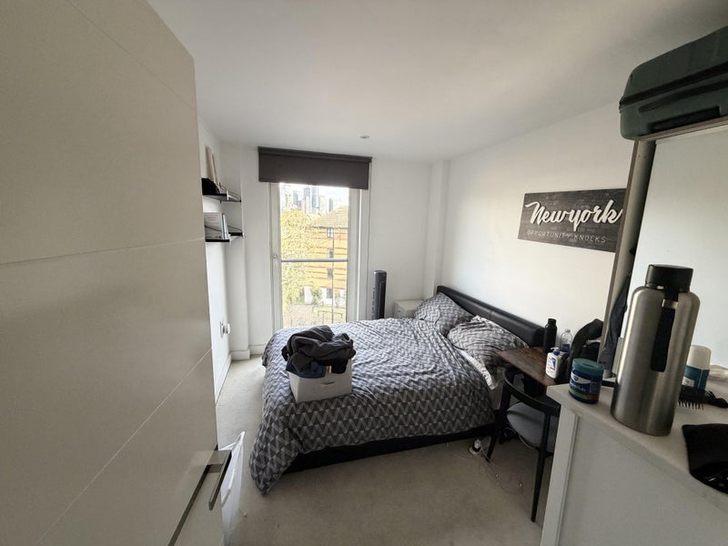 Room Plough Way in Greater London