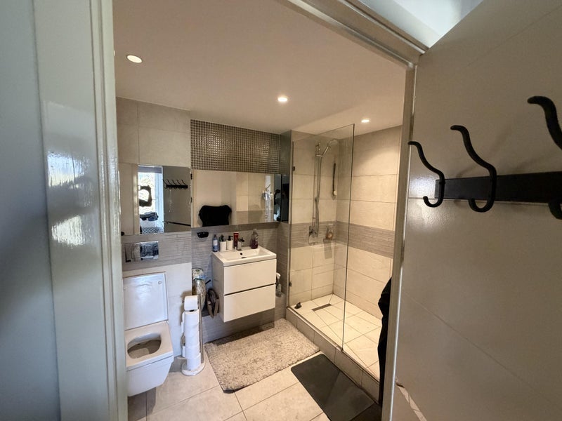 Room Plough Way in Greater London