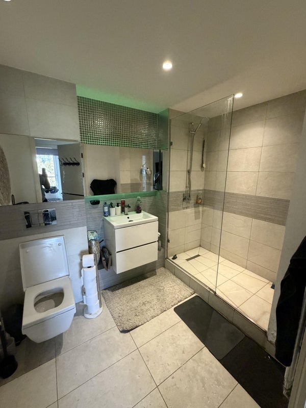 Room Plough Way in Greater London