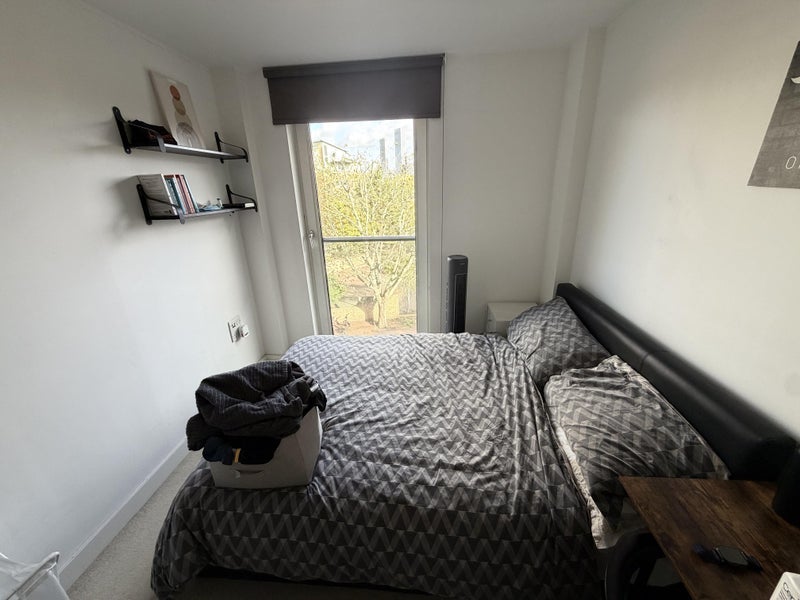 Room Plough Way in Greater London