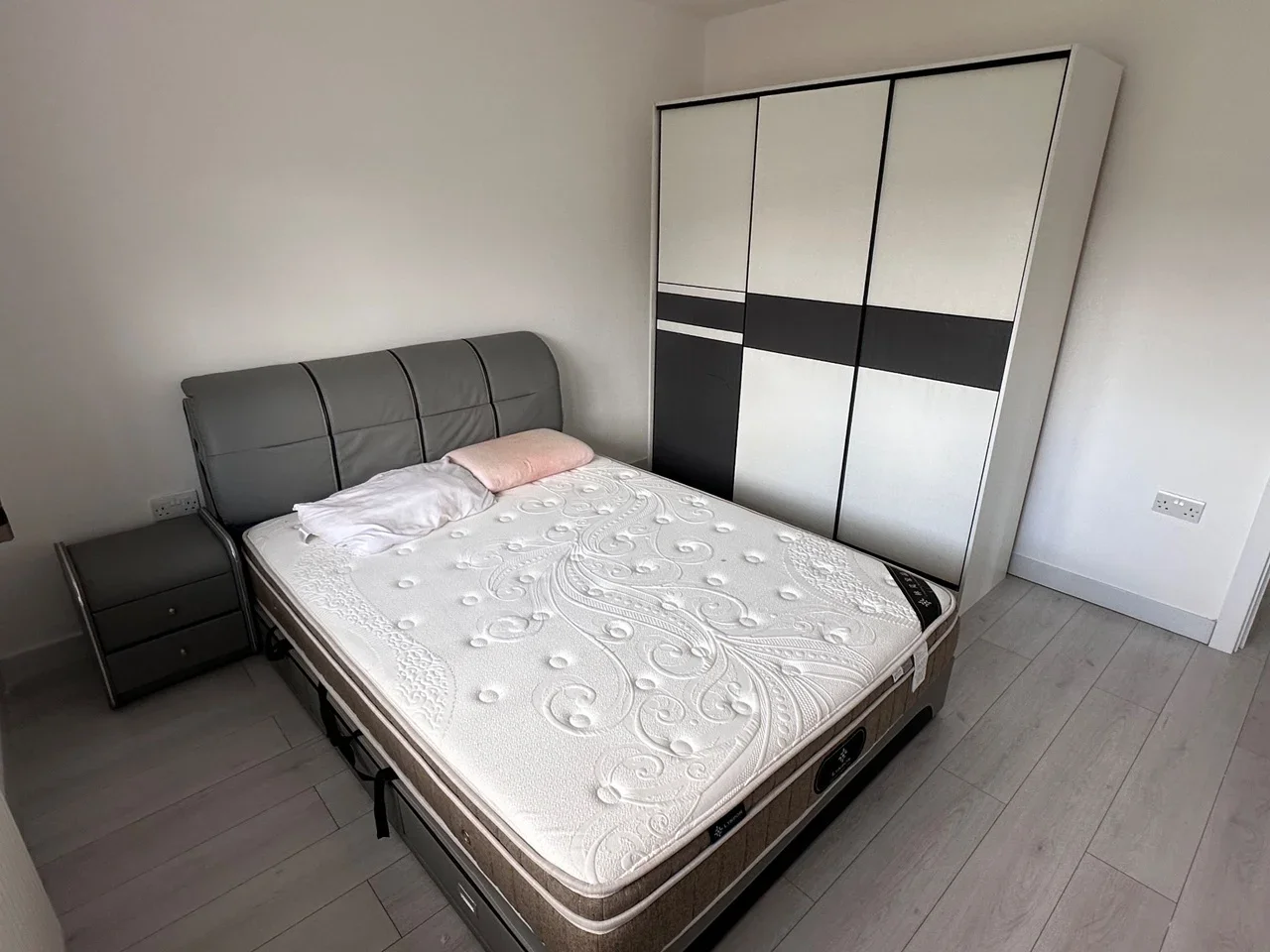 Room Theobald Street in Hertsmere