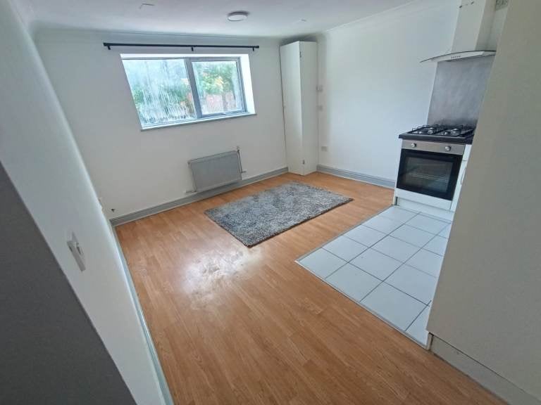 Flat Park Street West in Luton