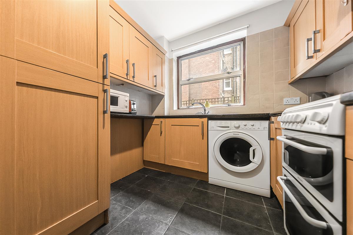 Flat Parkgate Road in Greater London