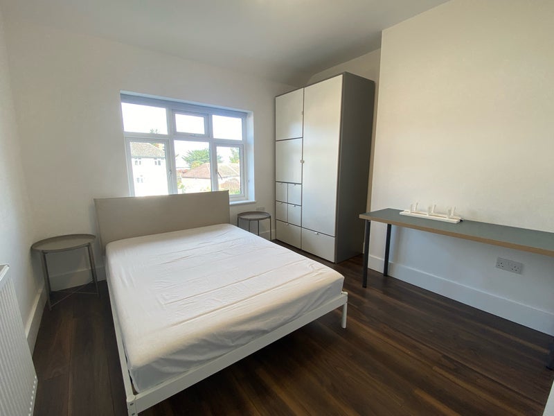 Room Pitt Crescent in Greater London