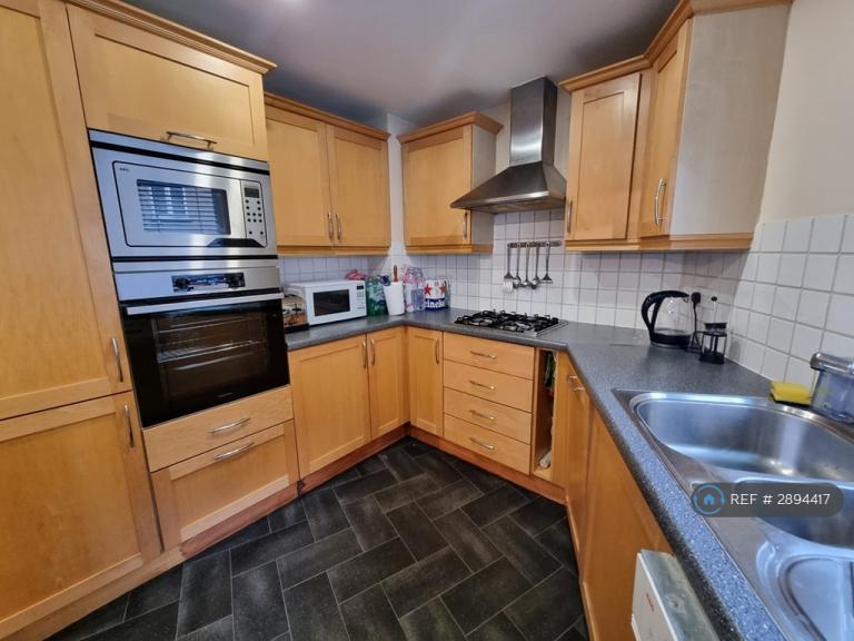 Flat Ensign Street in Greater London